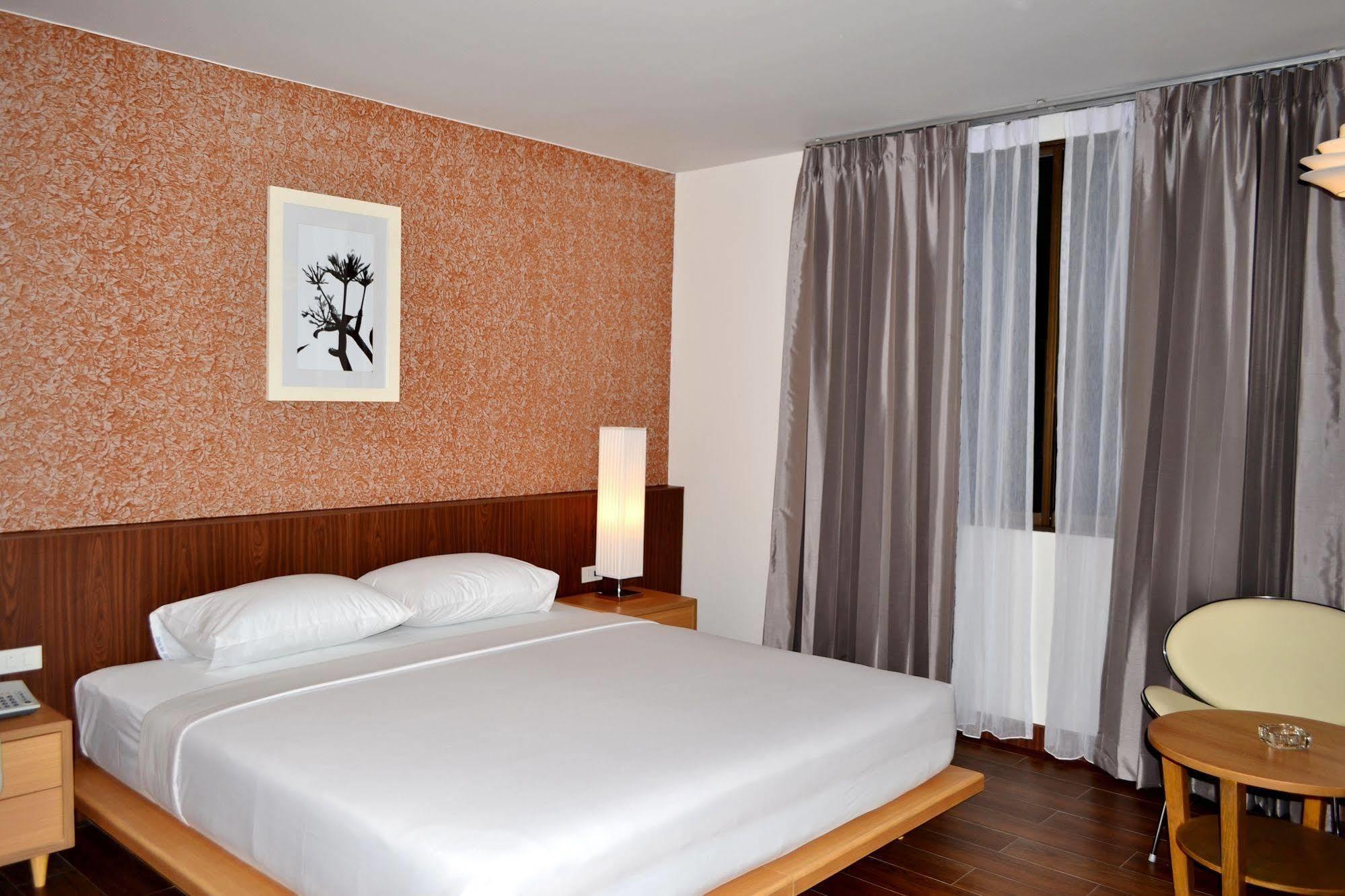 Flipper Lodge Hotel - SHA Extra Plus Pattaya Exterior foto